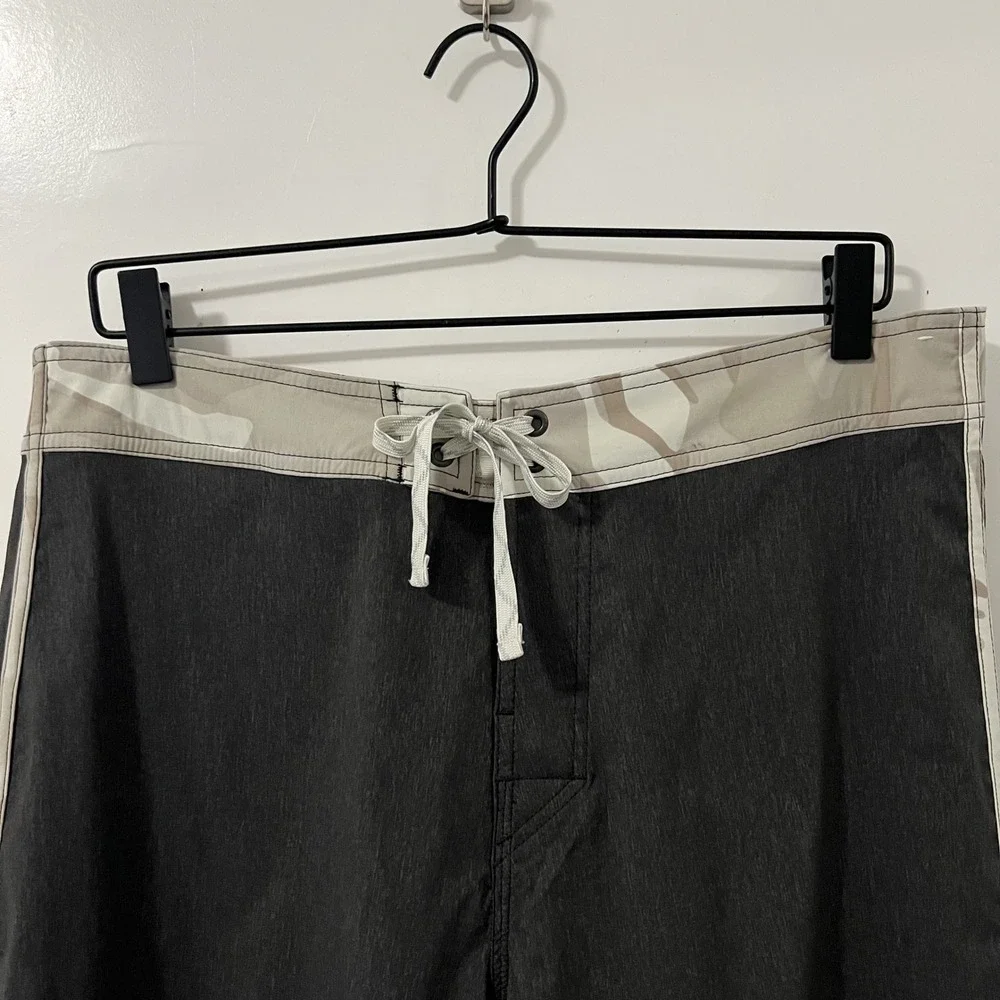 Patagonia Mens Board Shorts 34 Charcoal Grey Camo Trim Scalloped Hem Swim Trunks